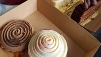 Sepertinya wanita berkulit putih ini doyan dessert. Ia pernah melewatkan makan siang untuk melahap dessert enak ini. Nyam nyamm! Foto: Instagram linnateguh