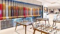 Salah satu ruang rekreasi yang memuat aneka permainan, di salah satu dinding bahkan ada aneka permen yang bisa dinikmati kapan saja. Foto: BAM Luxury Development.