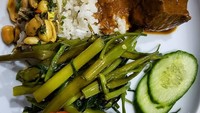 Ini dia menu makan siang Linna lainnya. Nasi jeruk dipaduk rendang, tumis kangkung, teri kacang dan irisan mentimun.  Foto: Instagram linnateguh