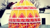 Ukraina punya Museum Pysanka di Kolomyia, 561 km dari Ibukota Kiev. Di depan museumnya terdapat telur raksasa yang digambar dengan motif tradisional. (stanislasvisitedijon/Instagram)