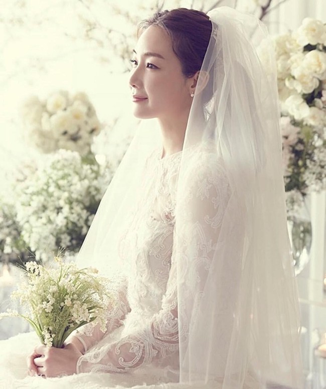 Choi Ji Woo memakai makeup natural yang makin menonjolkan kecantikan wajahnya. Rambutnya pun ditata sangat simpel, hanya diikat dengan gaya kuncir kuda. Sementara anting mutiara menambah manis penampilannya. Foto: Choi Ji Woo/dok. Instagram