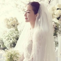 Choi Ji Woo memakai makeup natural yang makin menonjolkan kecantikan wajahnya. Rambutnya pun ditata sangat simpel, hanya diikat dengan gaya kuncir kuda. Sementara anting mutiara menambah manis penampilannya. Foto: Choi Ji Woo/dok. Instagram