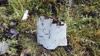 Penampakan puing drone milik Israel yang jatuh di Lebanon bagian selatan. Televisi al-Manar Hezbollah melaporkan drone jatuh di antara desa-desa Beit Yahoun dan Baraachit (Foto: REUTERS/ Hasan Shaaban)