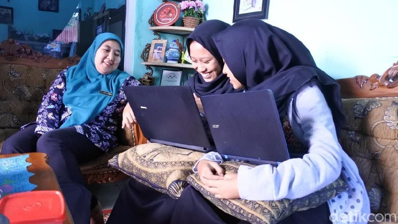 Papa Momong, Mama Kerja Bawa Siswa SMAN 2 Purbalingga ke Amerika Papa Momong, Mama Kerja Bawa Siswa SMAN 2 Purbalingga ke Amerika