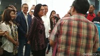Ruangan tersebut disulap dengan membuat beberapa meja panjang dengan masing-masing layanan. Seperti pembuatan efin atau cetak ulang efin, pelaporan SPT, dan ruang tunggu. Foto: Hendra Kusuma