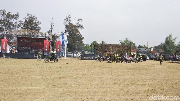 Panggung hiburan untuk menghibur pemotor