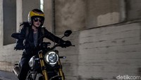 Ducati sepertinya ingin memberikan isyarat, selain asyik dikendarai oleh kaum pria, motor Scrambler juga boleh dikendarai kaum wanita. Foto: Ducati