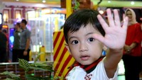 Senyum semringah tampak dari wajah Jokowi. Jan Ethes pun tampak gembira. Dia bahkan sampai melambaikan tangannya. Sementara sang ayah, Gibran, sibuk mengajak anaknya berinteraksi.