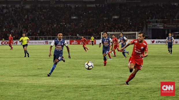 Bek sayap Rezaldi Hehanusa kerap maju untuk membantu serangan Persija ke pertahanan Arema FC. (