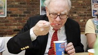 Pemilik dari perusahaan asuransi jiwa, Berkshire Hathaway ini tetap sederhana meski masuk ke dalam daftar orang paling berpengaruh di dunia versi majalah Forbes. Es krim dari Diary Queen jadi pilihannya. Foto: Istimewa