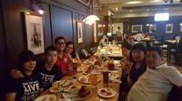 Ternyata pria berusia 27 tahun ini sering makan malam bersama keluarga dan calon istrinya. Kali ini western food jadi menu makan malam mereka. Foto: Instagram @marcusfernaldig