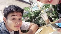 Udah ganteng, sayang ibu juga! Untuk merayakan ulang tahun ibunya, ia sengaja mentraktir ibunya di sebuah restoran yang menyajikan beragam western food di Jakarta. Sedang menunggu makanan datang, ia pun berselfie bersama sang ibu.  Foto: Instagram @umayshahab
