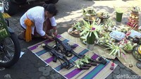 Umumnya, hari tumpek landep ini akan diperingati dengan cara cukup besar bagi para keluarga pande atau pembuat senjata. (Nandhang/detikTravel)