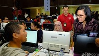 Sri Mulyani tiba di lokasi pukul 09.56 WIB. Sri Mulyani mengenakan batik hitam bercorak pink dan celana bahan berwarna hitam. Foto: Dok. Kementerian Keuangan