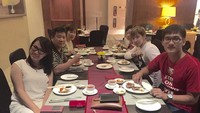 Kali ini Marcus tidak mengajak calon istrinya. Ia terlihat sedang melahap beberapa potong ayam hainan.  Foto: Instagram @marcusfernaldig
