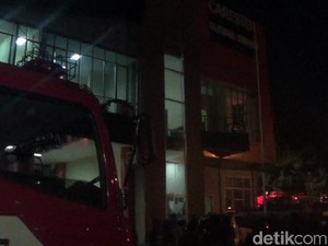 Polisi Lepas Tembakan Bubarkan Penyerangan Posko Pemkot Makassar