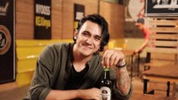 Udah mau weekend nih gaes, enaknya yaa nongkrong sambil minum yang seger seger, ya kan? tulis Vicky sambil berpose dengan sebotol minuman beralkohol. Foto: Instagram @vickyniti13