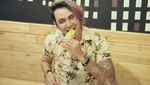 Dikenal dengan Tatonya, Ini Aksi Vicky Nitinegoro Makan Es Krim dan Ayam Goreng