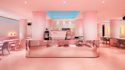 Kafe dengan Interior dan Dessert Serba Peach Ini Cantik dan Menggemaskan