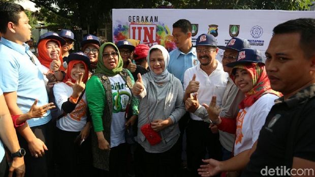 Jokowi dan Iriana Jokowi Jalan-jalan di CFD Solo