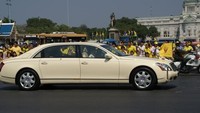 Mercedes Maybach 62 lah yang menjadi pilihan Raja Thailand sebagai mobil untuk menemani kegiatannya sehari-hari. Harganya mencapai Rp 6,78 miliar.  Foto: Istimewa