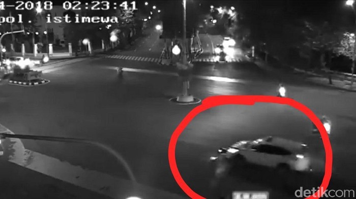 Mahasiswa Ugal-ugalan Tabrak 3 Bikers di Surabaya Terekam CCTV