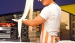 Ngemil Lolipop hingga Ngopi, Ini Gaya Keren Aktor Laga Legendaris Jackie Chan