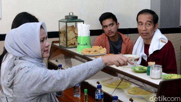 Jokowi dan keluarga makan Soto Triwindu di Solo bersama keluarganya.