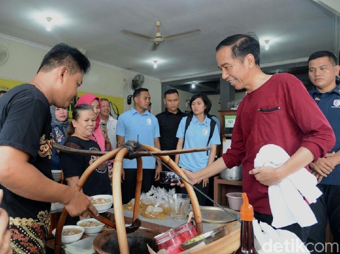 Jokowi dan keluarga makan Soto Triwindu di Solo bersama keluarganya. Jokowi dan keluarga makan Soto Triwindu di Solo bersama keluarganya.