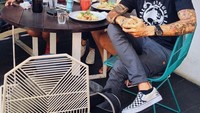 Makan bareng cewek-cewek cantik nih! Pria berusia 32 tahun ini kira-kira sedang makan apa ya? Foto: Instagram @marshallsastra
