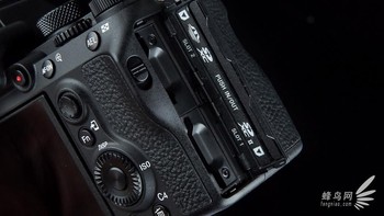 Kamera Alpha 7 III adalah dua slot media, dimana satu slot mendukung memory card SD UHS-II. Foto: fengniao
