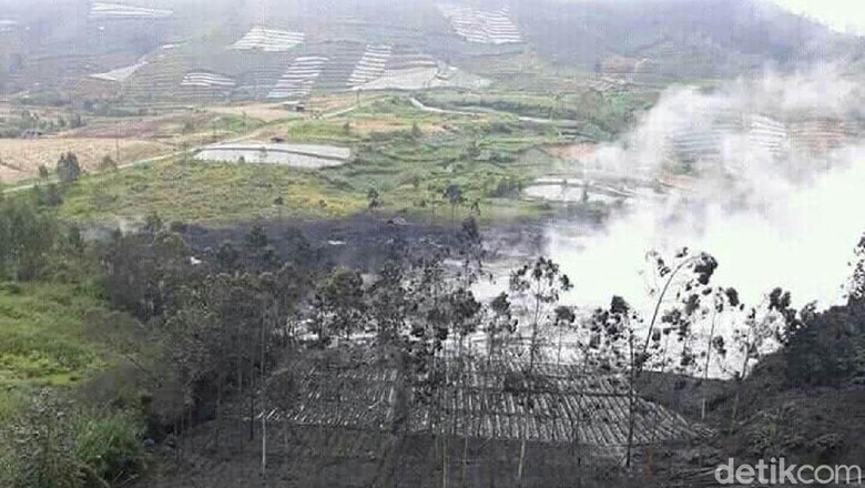 Kawah Sileri Dieng Meletus