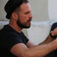 Joshua Coombes merupakan traveler dan penata rambut dengan misi #DoSomethingForNothing, yakni memberika potong rambut gratis kepada pada tunawisma yang ditemuinya di jalanan. Foto: Instagram/@joshuacoombes