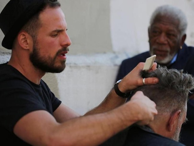 Joshua Coombes merupakan traveler dan penata rambut dengan misi #DoSomethingForNothing, yakni memberika potong rambut gratis kepada pada tunawisma yang ditemuinya di jalanan. Foto: Instagram/@joshuacoombes
