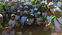 Di atas panggung Rini bergoyang semakin heboh bersama instruktur zumba. Setelah 30 menit dia menyudahi kegiatan tersebut dan kembali turun panggung untuk menyapa para pegawai Pegadaian.