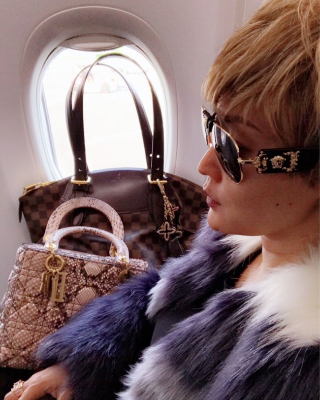 Berpose di pesawat dengan memakai kacamata hitam dan jaket bulu, pedangdut Inul Daratista tampak ditemani dua tas mewah. Pertama tas bermotif kulit ular Lady Dior seharga US$ 3.600 atau sekitar Rp 48 juta. Dan kedua tas Louis Vuitton yang harganya mencapai puluhan juta. Foto: Instagram