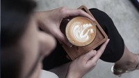 Suka ngopi, Jessica mengatakan kalau segelas kopi bisa jadi miid booster baginya. Kira-kira apa ya kopi favoritnya Jessica Mila? Foto: Instagram @jscmila