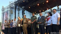 Selain Anies, tampak pula Pangdam Jaya Mayjen Joni Supriyanto, wali kota Jakarta Pusat Mangara Pardede yang hadir di lokasi perayaan Paskah.