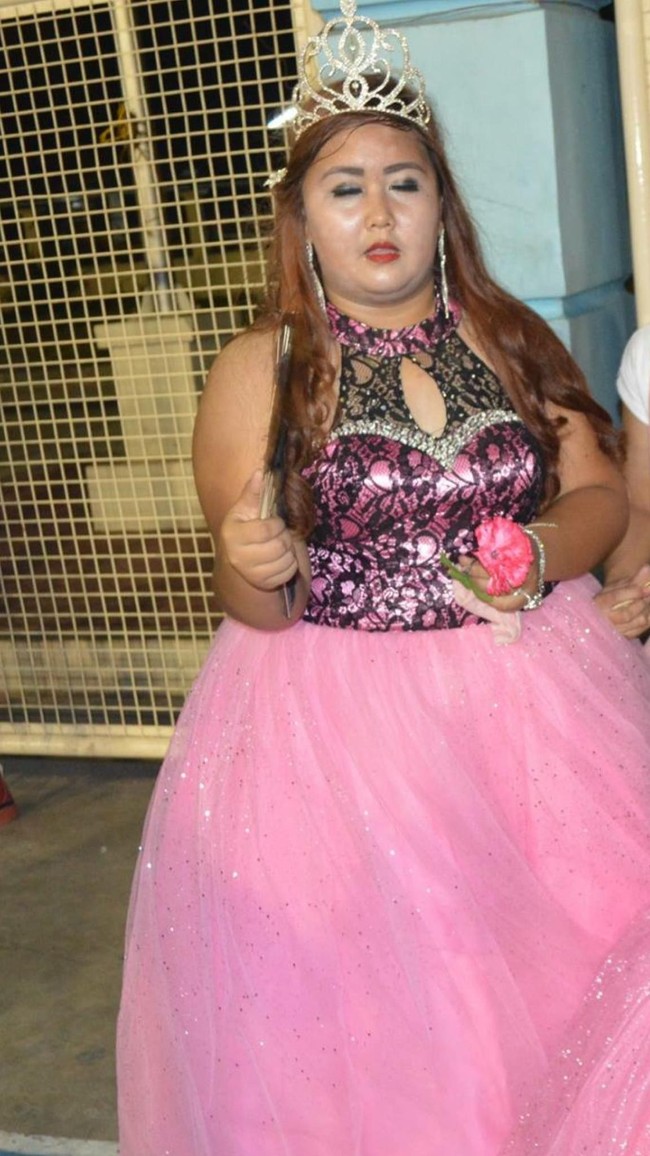 Setelah melihat dirinya di cermin dan menyadari penampilan yang kurang menarik, ia pun memutuskan untuk melakukan diet. Foto: Facebook Abigail Viana Jabel