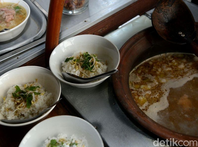Jokowi dan keluarga makan Soto Triwindu di Solo bersama keluarganya.