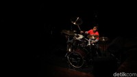 Skill bermain drum yang ditampilkan sejumlah anak-anak ini sanggup membuat penonton terkagum-kagum.