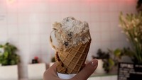 Scream for the summer, smiles for an ice cream, tulis Jessica pada foto yang menunjukkan es krim cone di genggamannya.  Foto: Instagram @jscmila