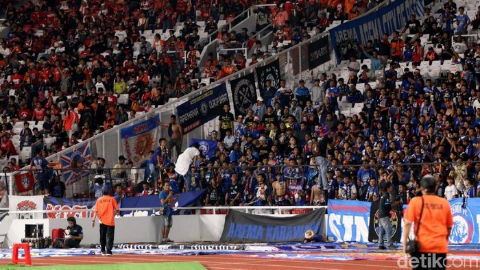 Harmonisme pertandingan Persija vs Arema kental terasa di luar lapangan. Jakmania-Aremania Saling Sahut di GBK. Yuk, intip solidartitas keduanya suporter.