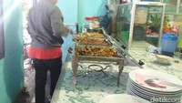 Hidangan dari ayam goreng, karedok, siomay, sampai es selasih dinikmati oleh para tamu. Para tetangga yang menjadi koran kebakaran juga ikut merasakan kebahagiaan di rumah Musolih (Foto: Arief Ikhsanudin/detikcom)