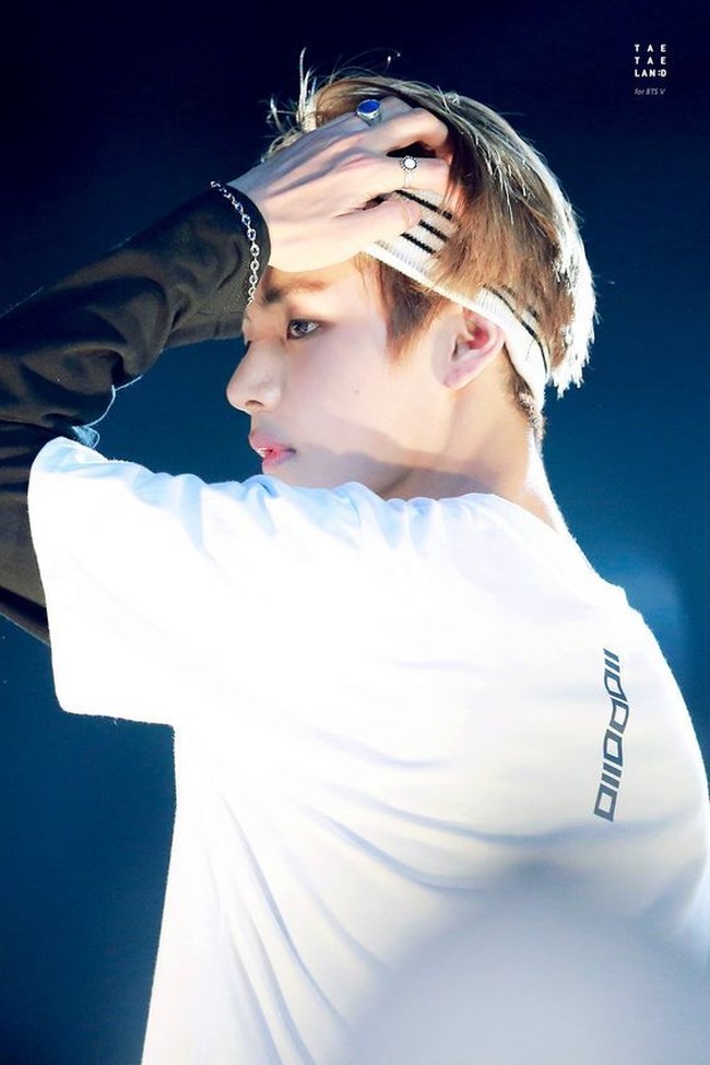 Fans pun kerap mendapati V BTS menggunakan pose pusing kepala saat konser. Foto: Istimewa