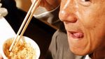 Ngemil Lolipop hingga Ngopi, Ini Gaya Keren Aktor Laga Legendaris Jackie Chan