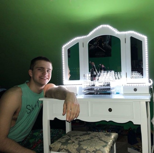 Menjadi impian banyak wanita untuk punya meja rias cantik. Beruntung seorang wanita mendapatkan pacar yang bisa membuatkannya meja rias seperti ini. Foto: Twitter @riah_anne13