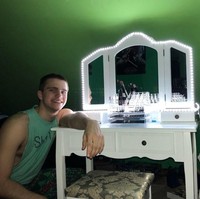 Menjadi impian banyak wanita untuk punya meja rias cantik. Beruntung seorang wanita mendapatkan pacar yang bisa membuatkannya meja rias seperti ini. Foto: Twitter @riah_anne13