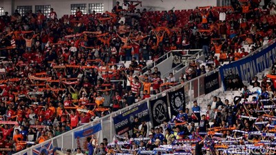 Harmonisnya Jakmania-Aremania di GBK