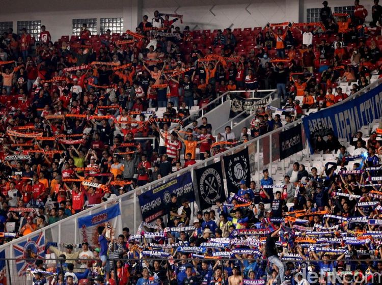 Harmonisnya Jakmania-Aremania di GBK